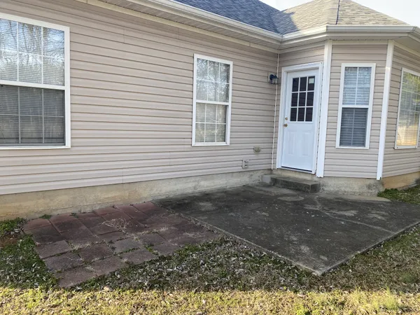 a view of a house with backyard