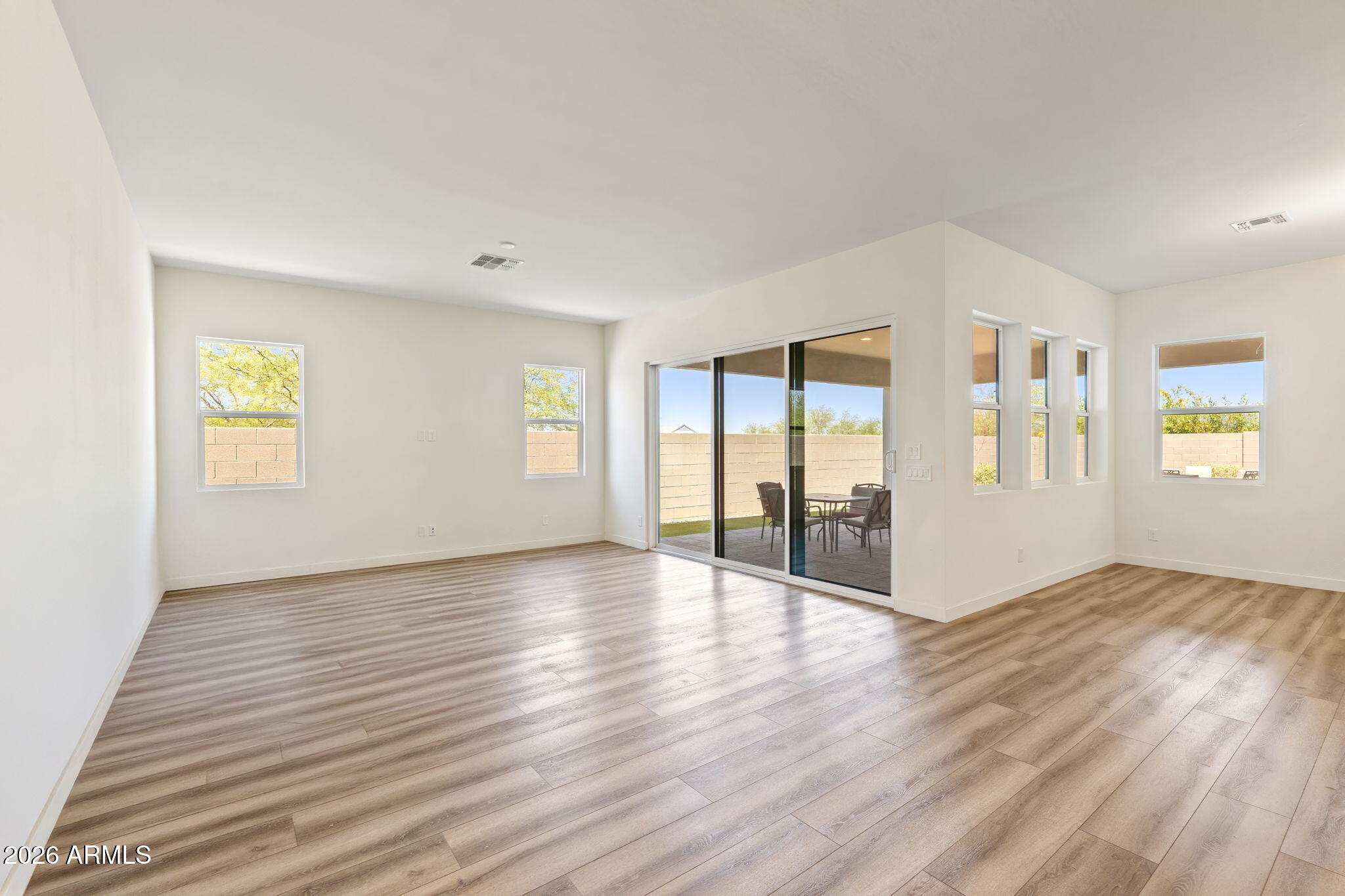 1110 East Monte Way Phoenix, AZ 85042 - Photo 9 of 50 Living