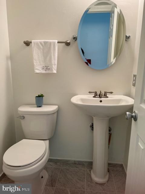 6356 Shaundale Drive Springfield, VA 22152 - Photo 12 of 28 Powder room on main level