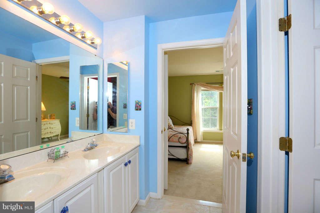 449 Highland Ridge Avenue Gaithersburg, MD 20878 - Photo 12 of 30 Jack and jill bath