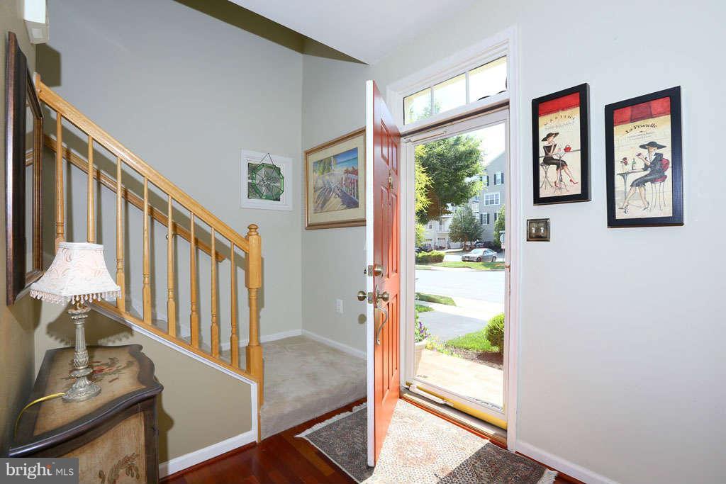 449 Highland Ridge Avenue Gaithersburg, MD 20878 - Photo 2 of 30 Foyer