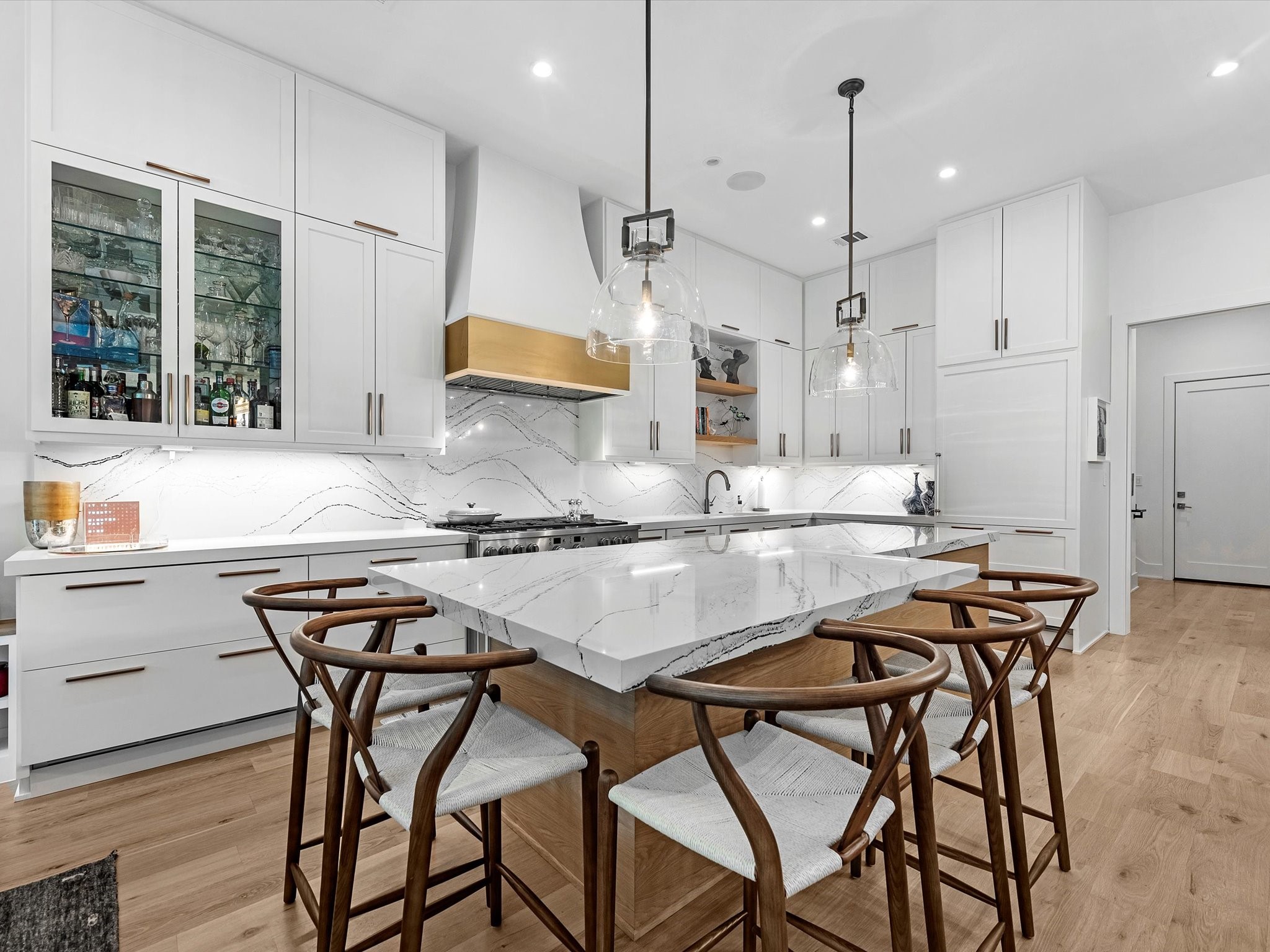 6404 Haskell Street Houston, TX 77007 - Photo 12 of 35 Oversized breakfast bar with generous seating