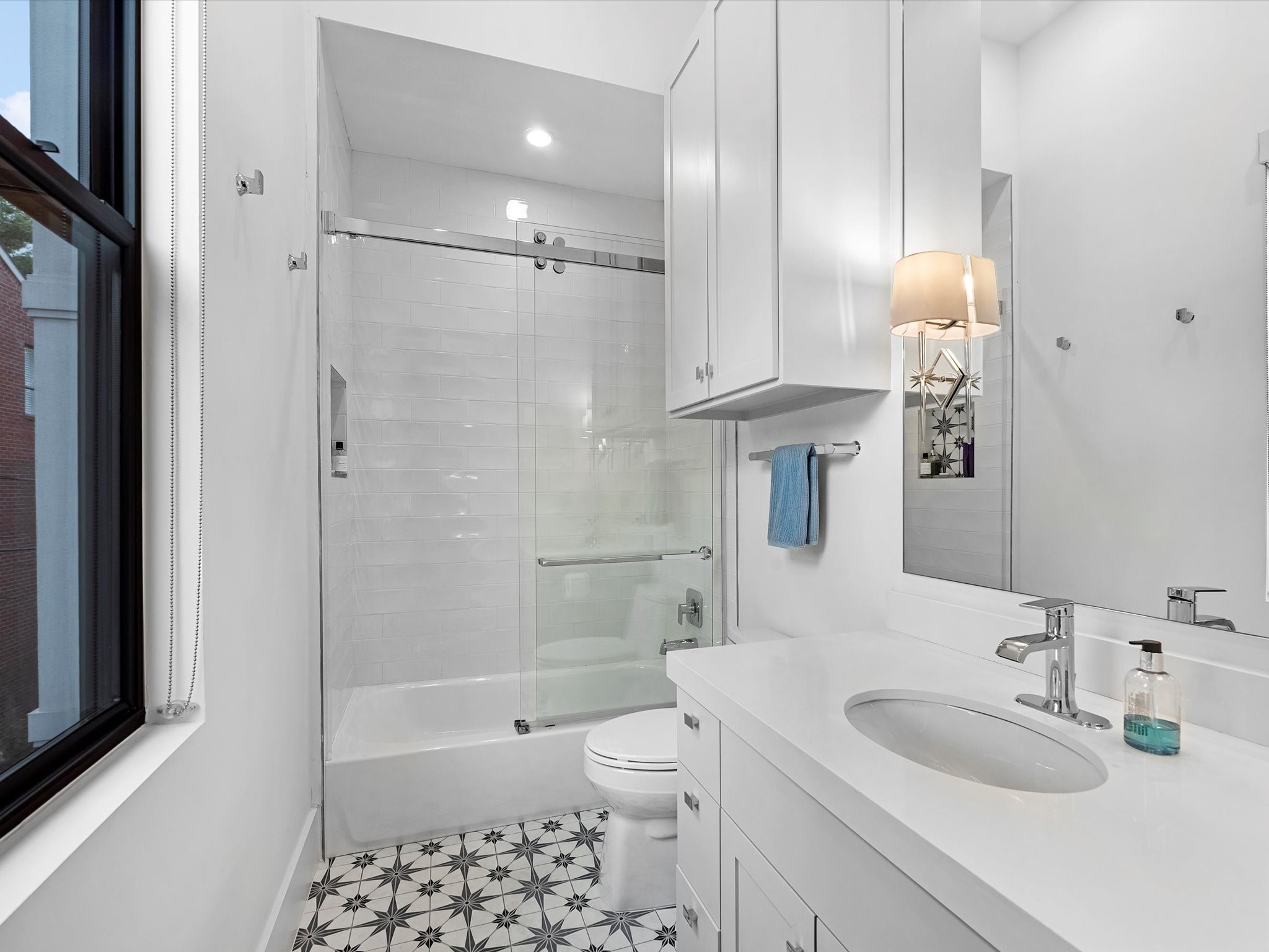 6404 Haskell Street Houston, TX 77007 - Photo 25 of 35 En suite bathroom