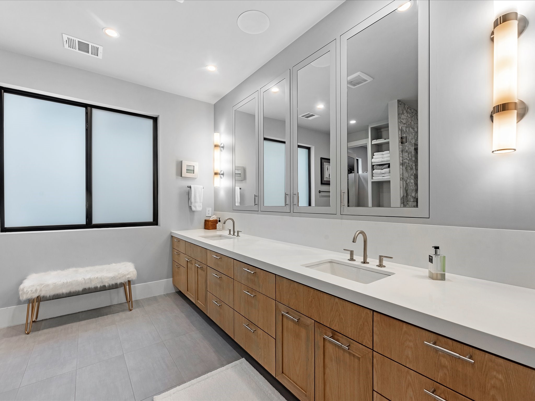 6404 Haskell Street Houston, TX 77007 - Photo 31 of 35 Primary bath featuring dual vanities and designer fixtures