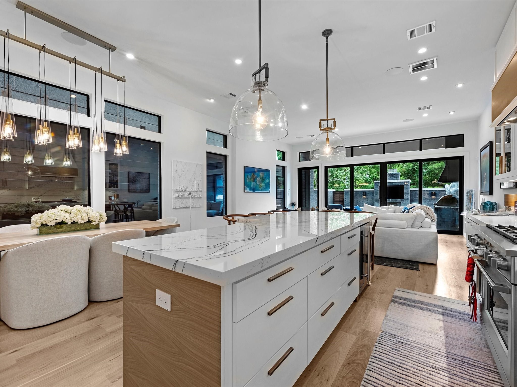 6404 Haskell Street Houston, TX 77007 - Photo 4 of 35 Open-concept living and kitchen with seamless flow