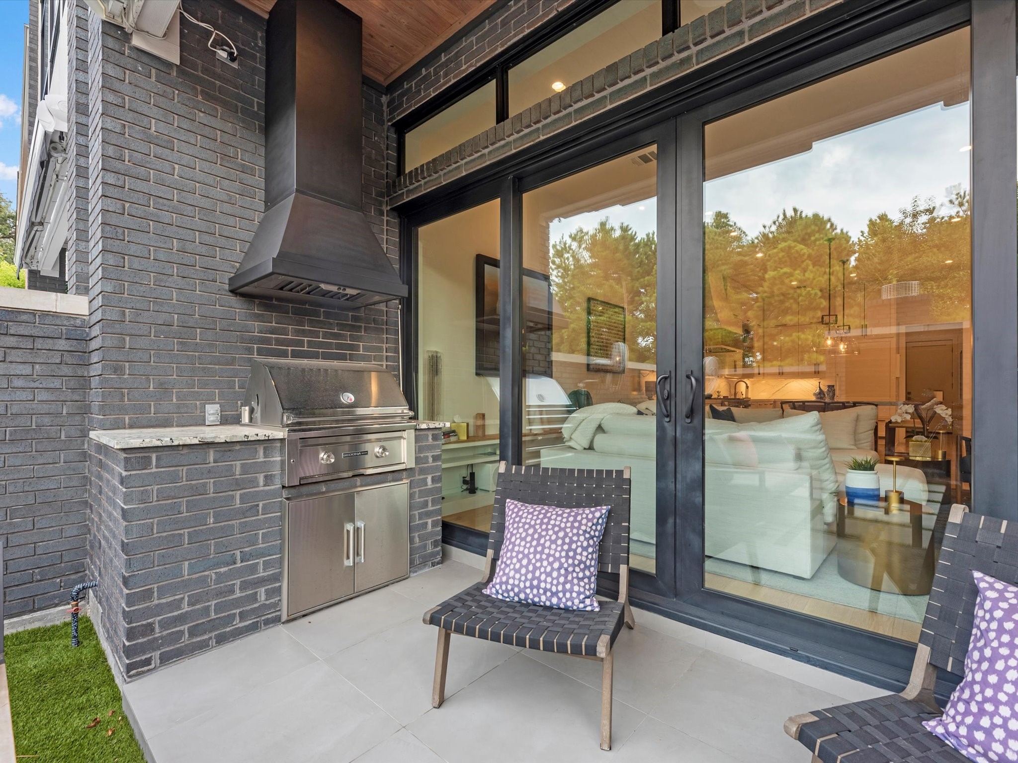 6404 Haskell Street Houston, TX 77007 - Photo 7 of 35 Built-in grill and outdoor entertaining area