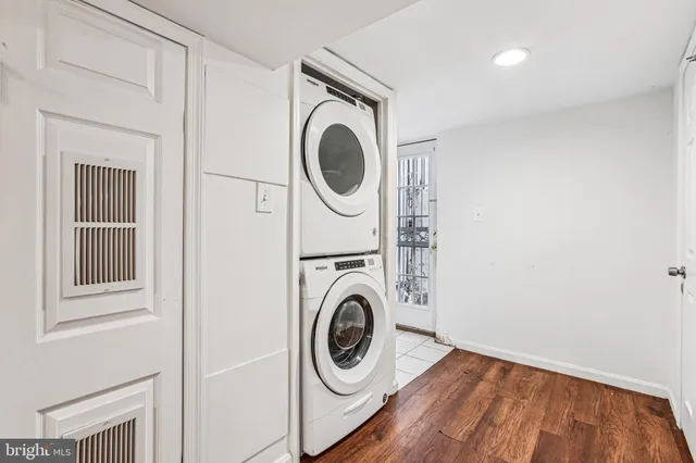 a view of a backyard with pathway