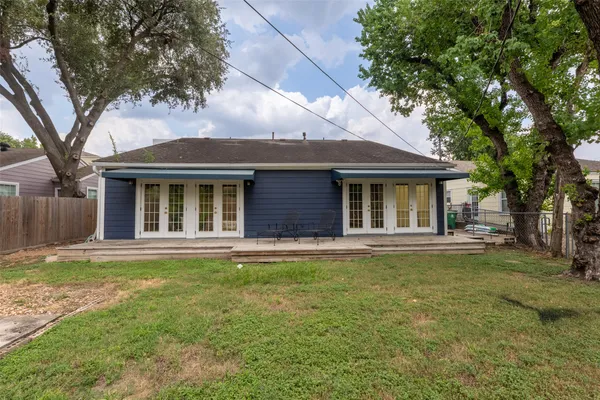 a view of a yard in front of house