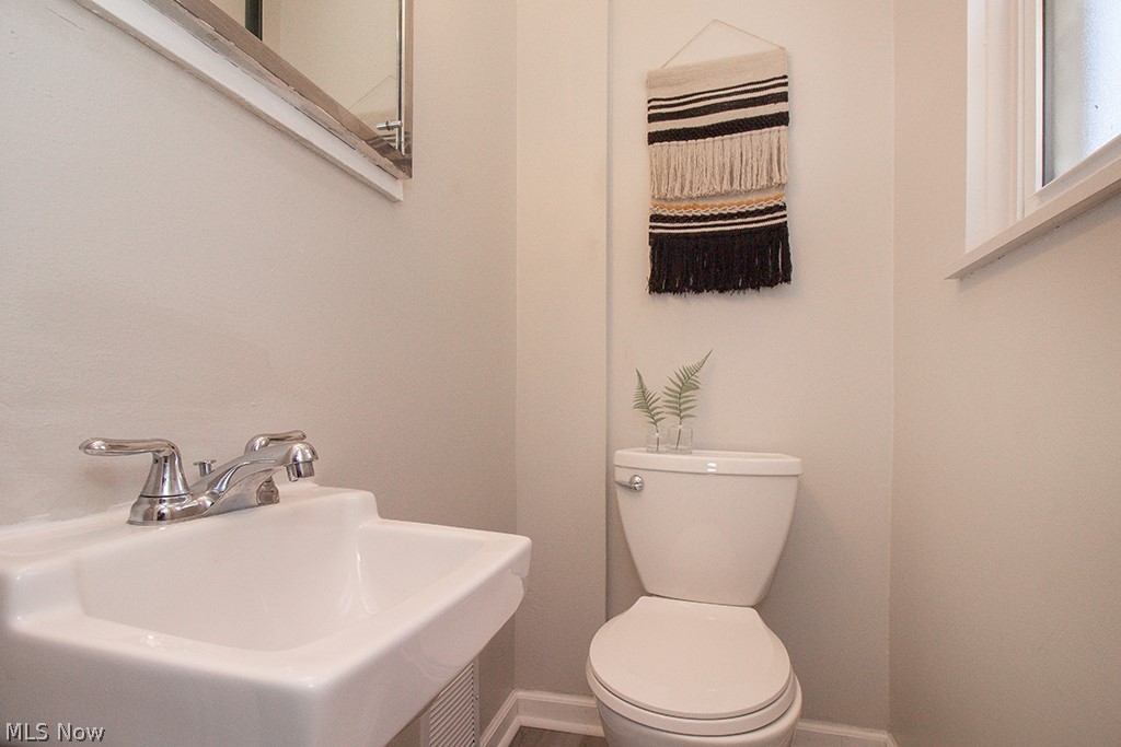 3954 Grosvenor Road Cleveland, OH 44118 - Photo 13 of 35