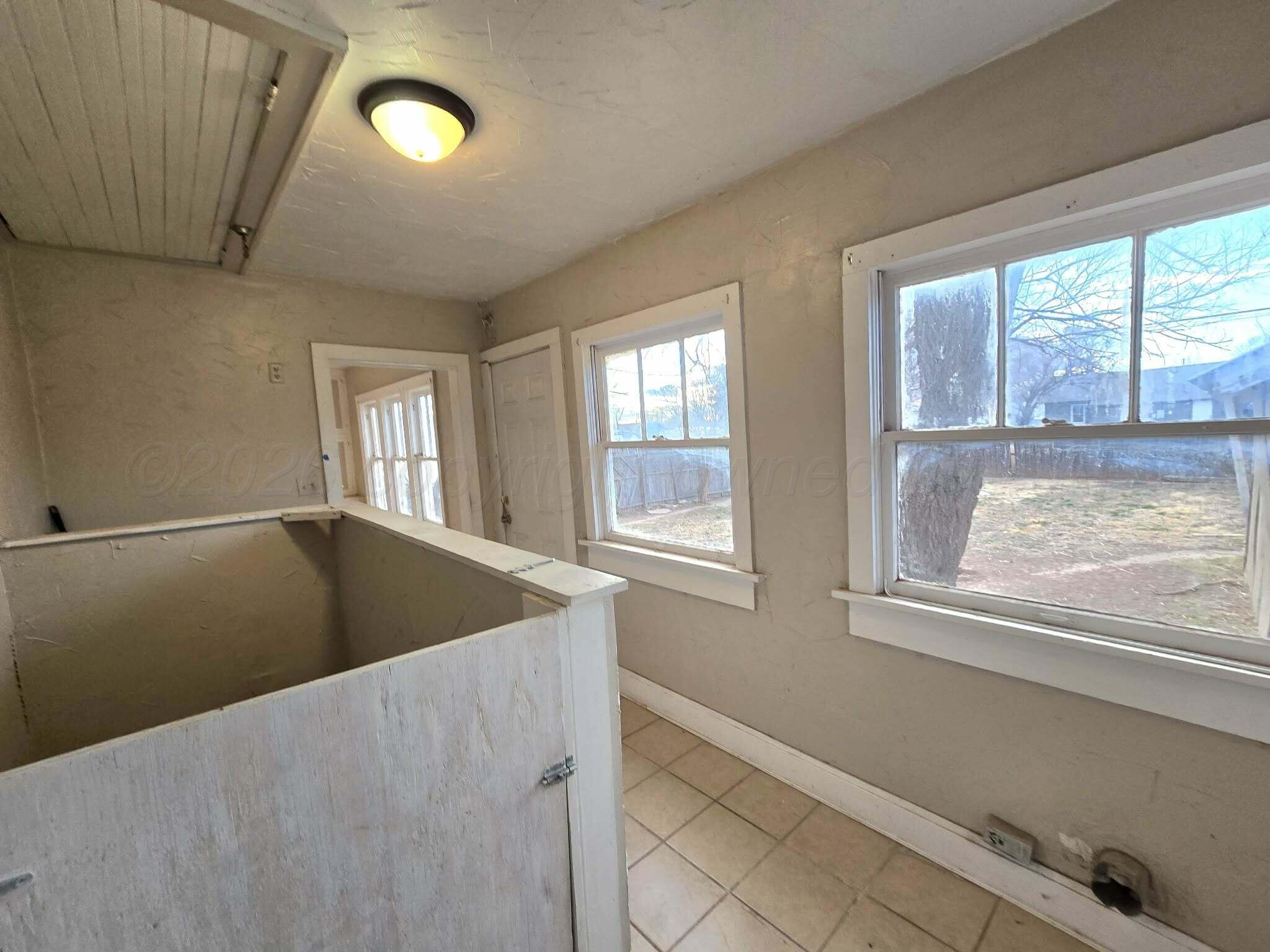 2706 Ridgemere Boulevard Amarillo, TX 79107 - Photo 14 of 49 a view of outdoor space and window