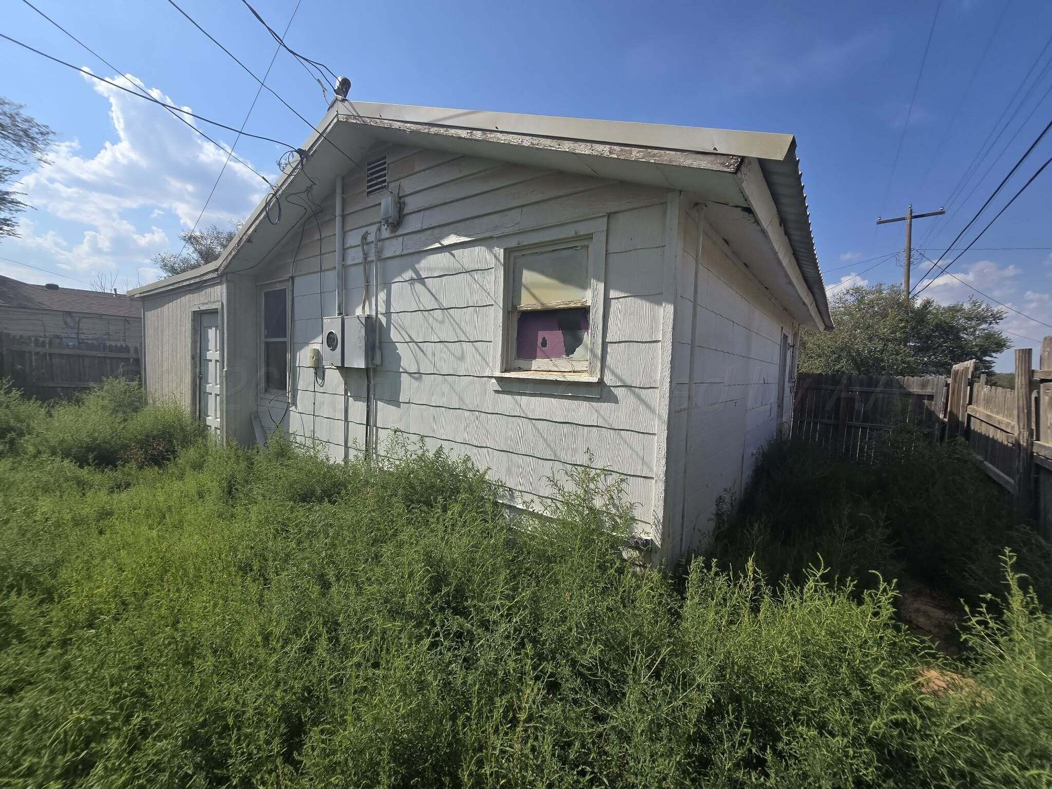 2706 Ridgemere Boulevard Amarillo, TX 79107 - Photo 31 of 49 a front view of a house with plants