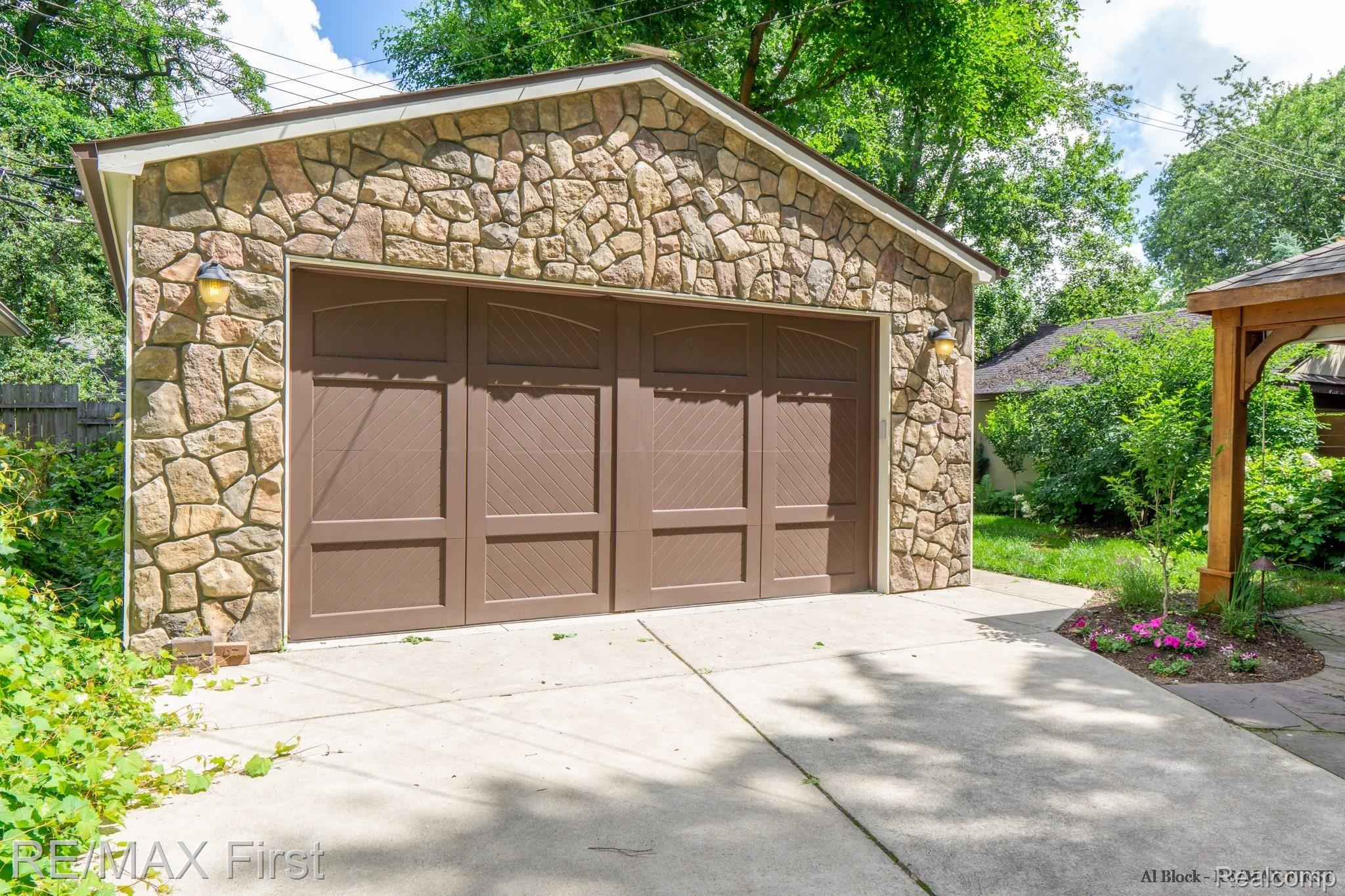 25 Sylvan Avenue Pleasant Ridge, MI 48069 - Photo 4 of 42 DSC05890.jpg