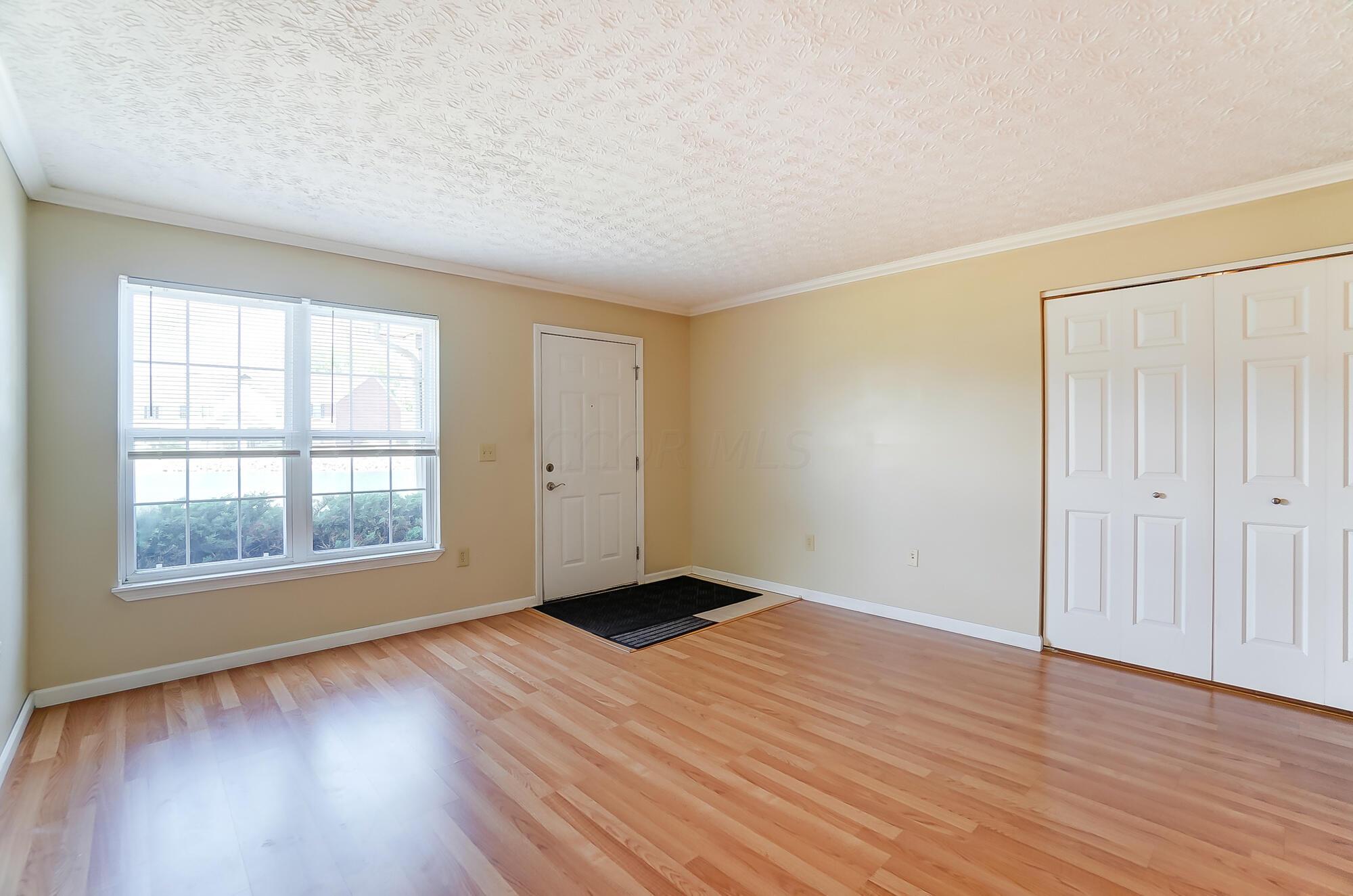 5536 Garden Ridge Columbus, OH 43228 - Photo 8 of 48 Living room