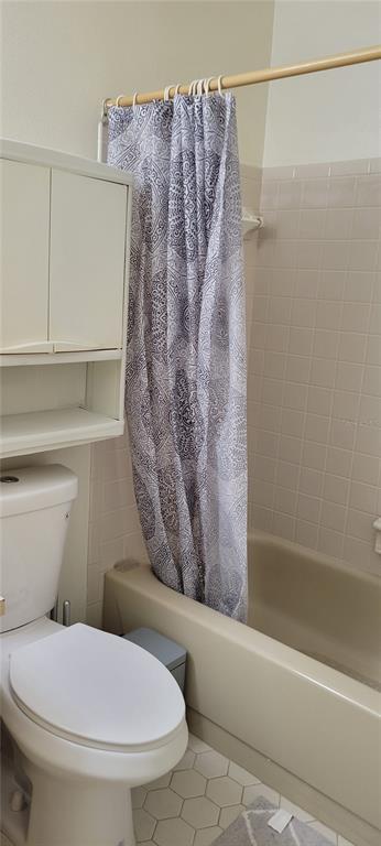 2218 Abbey Road Southwest Winter Haven, FL 33880 - Photo 21 of 31 a bathroom with a toilet and a shower