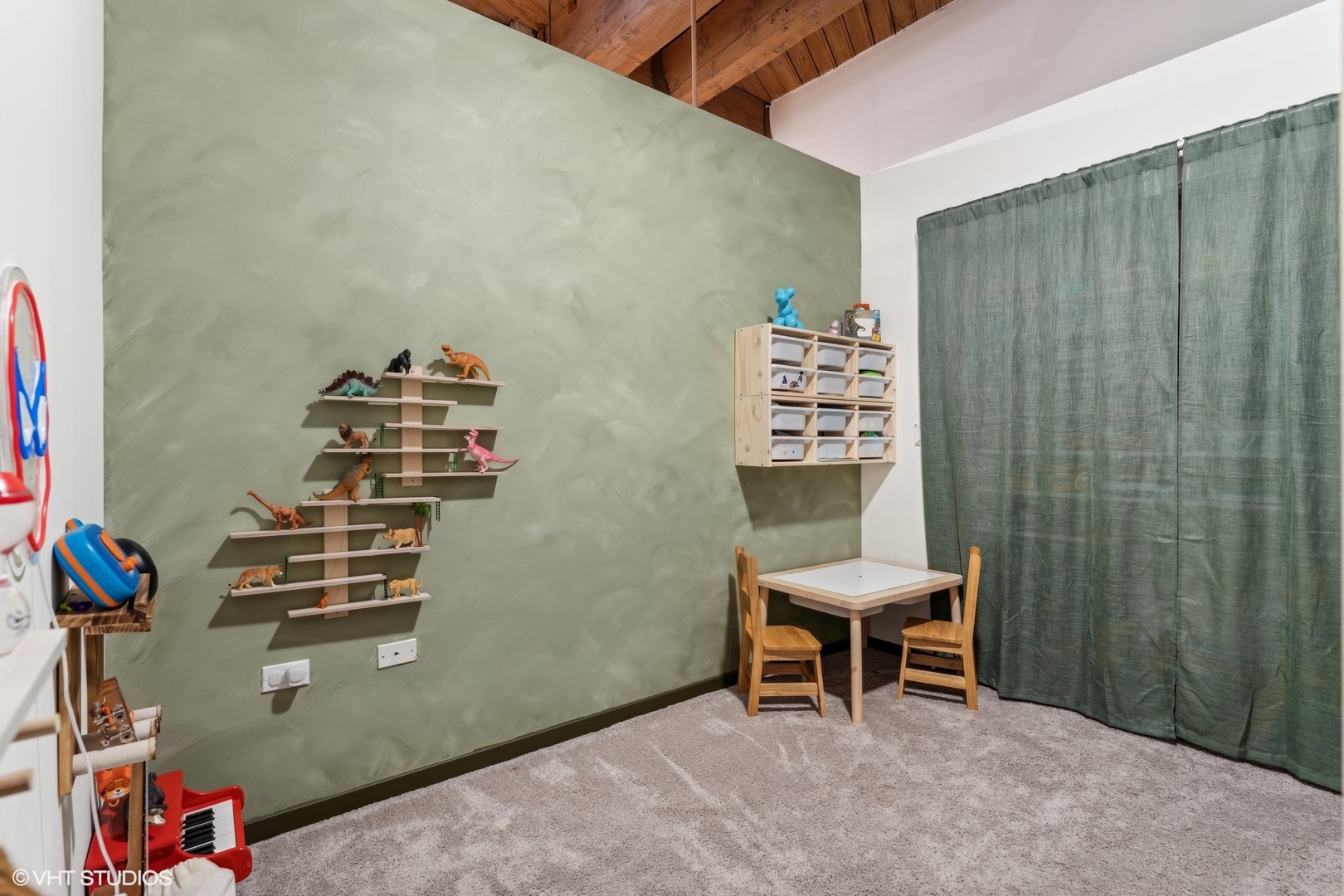 1040 West Adams Street, Unit 308 Chicago, IL 60607 - Photo 22 of 40 a chair and a table in a room