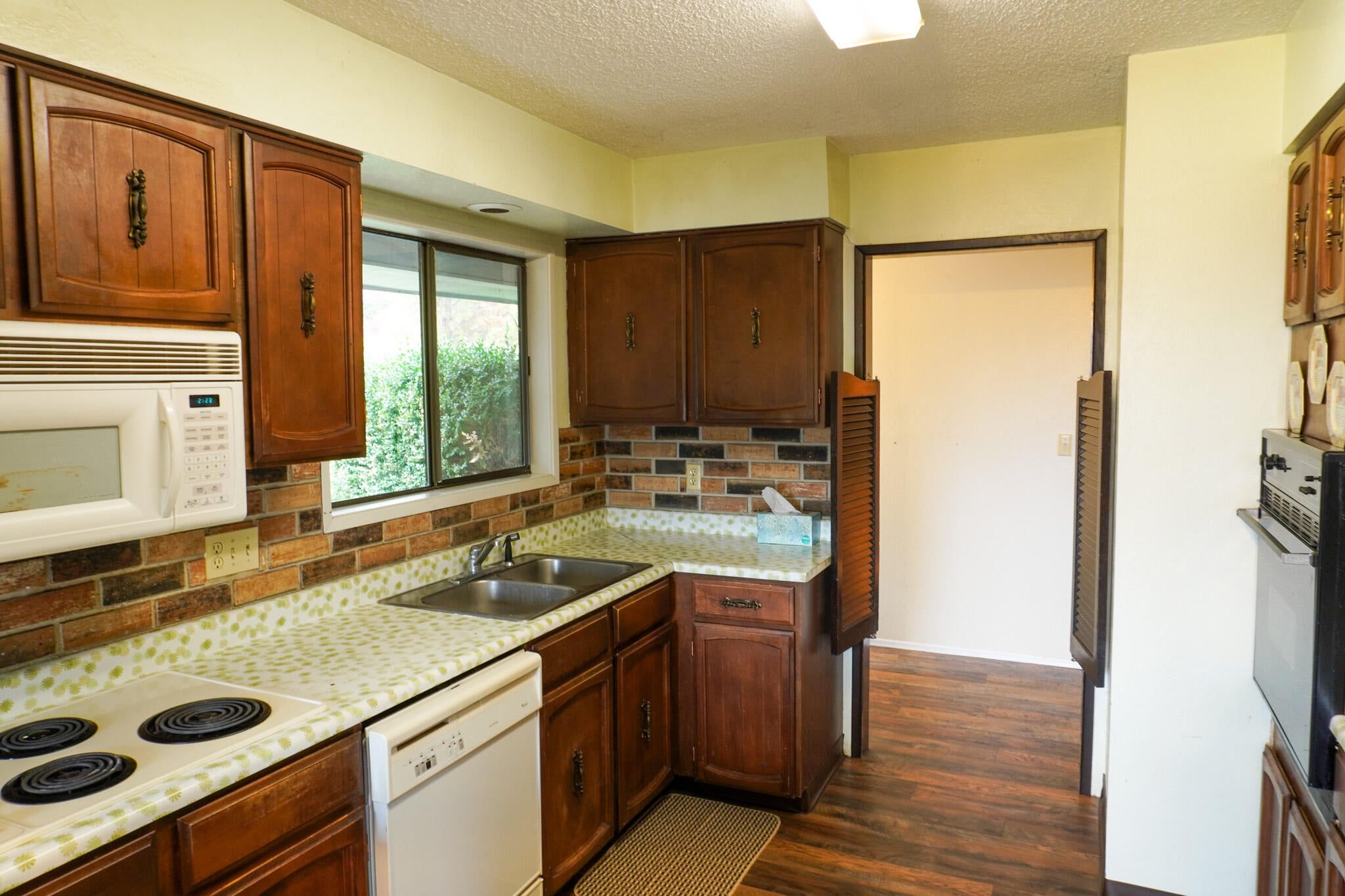 2025 Alta Vista Road Eagle Point, OR 97524 - Photo 7 of 41 DSC00044