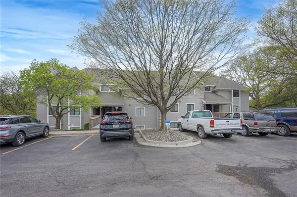 $220,000 | 5860 Park Street, Unit 12, Shawnee, KS 66216