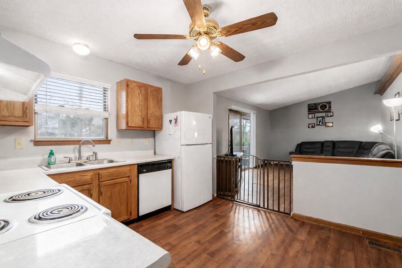 142 Kettering Bend Delaware, OH 43015 - Photo 6 of 22 Kitchen