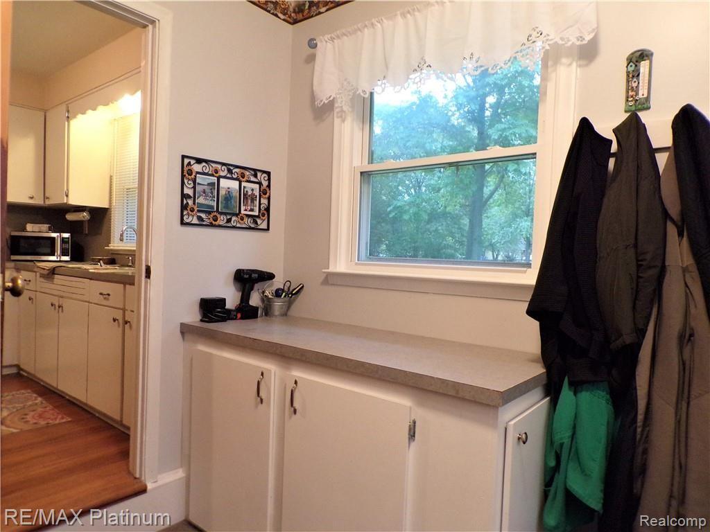1436 Booth Street Howell, MI 48843 - Photo 10 of 17 Mud Room/Laundry Room