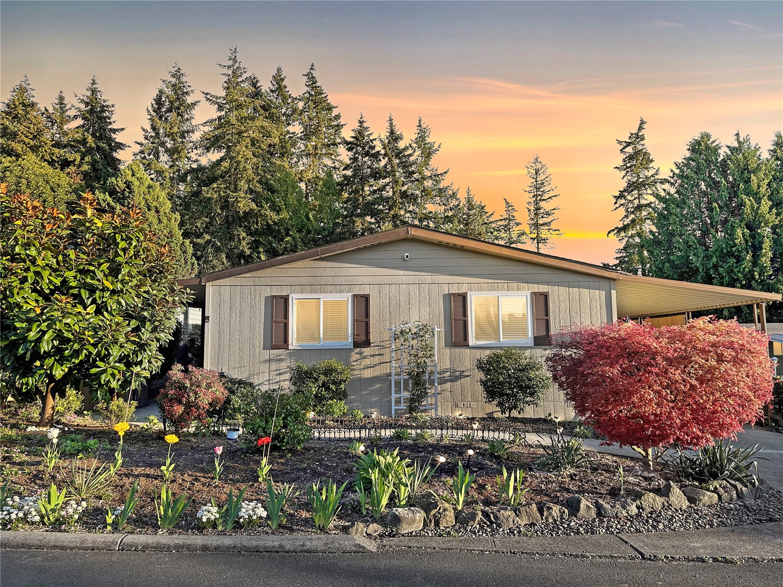 2500 South 370th Street, Unit 54 Federal Way, WA 98003 - Photo 2 of 40 a front view of a house with garden