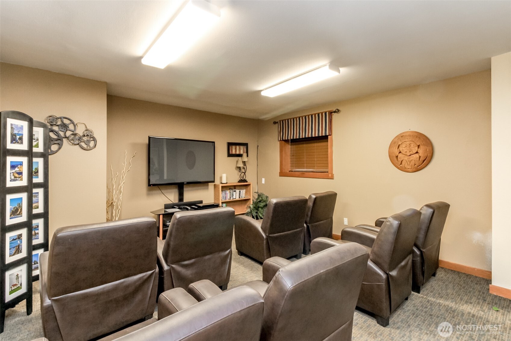 2500 South 370th Street, Unit 54 Federal Way, WA 98003 - Photo 34 of 40 a living room with furniture a clock and wall paintings