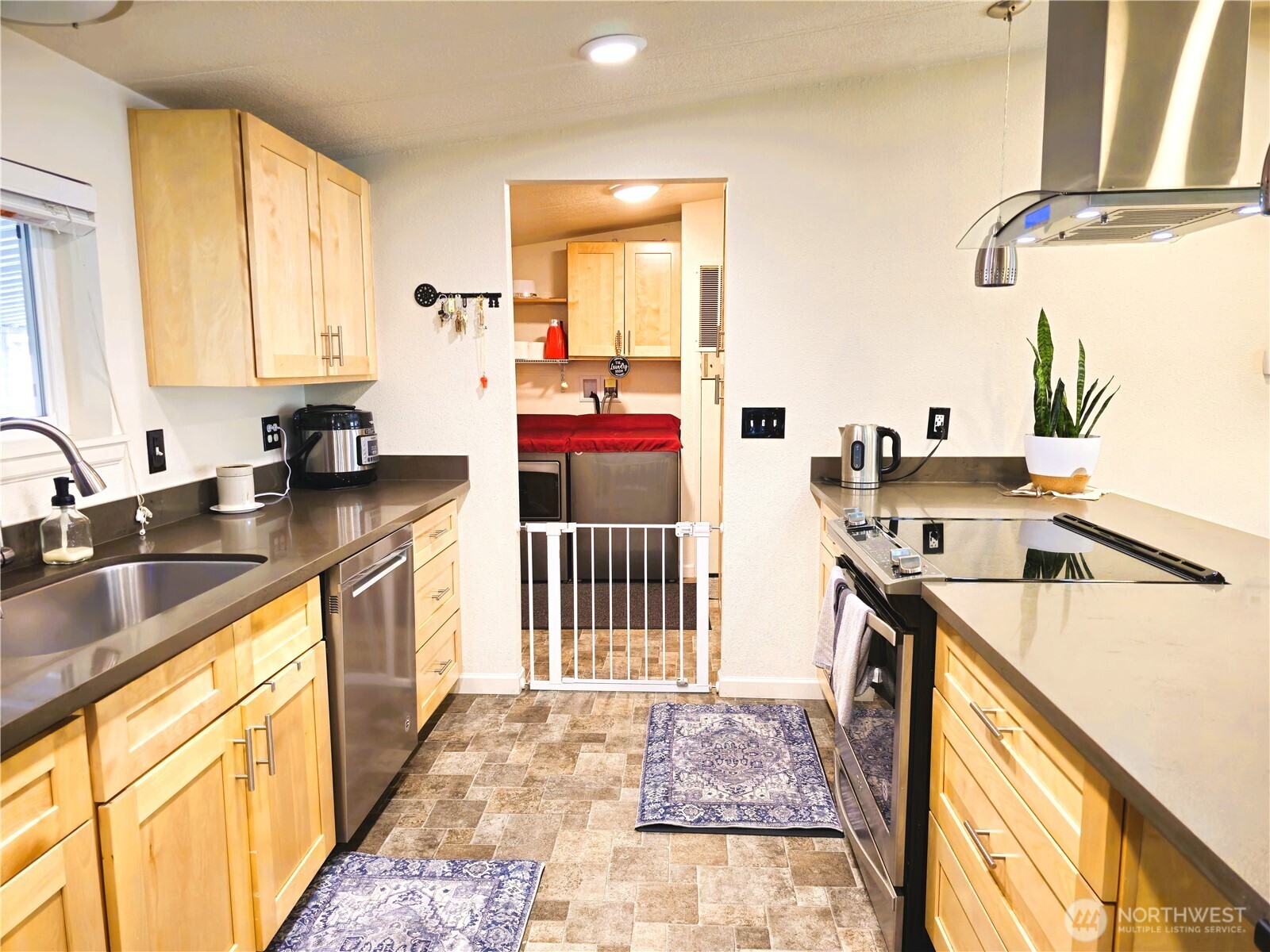 2500 South 370th Street, Unit 54 Federal Way, WA 98003 - Photo 10 of 40 a kitchen with a sink stove and cabinets
