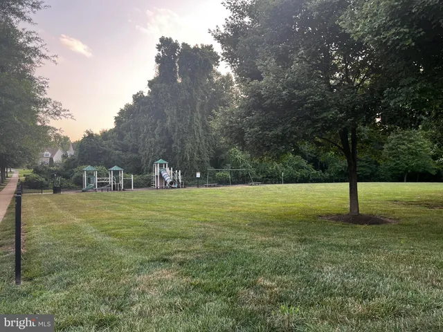 a view of a back yard