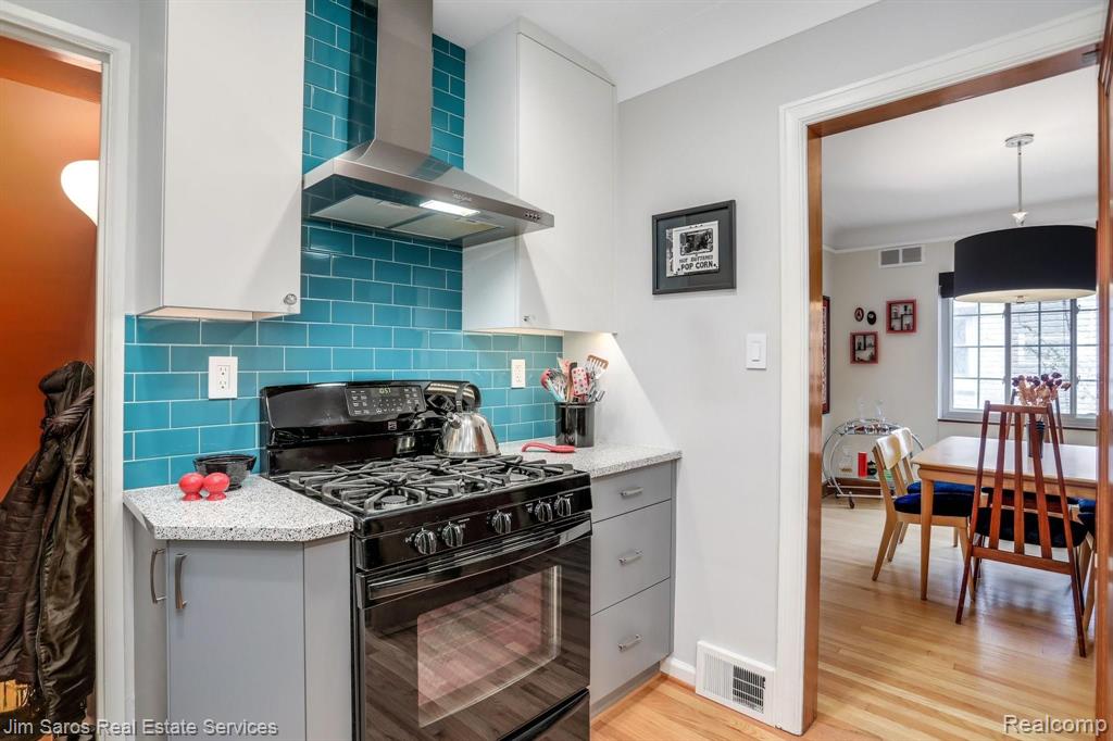 1729 Roslyn Road Grosse Pointe Woods, MI 48236 - Photo 5 of 26