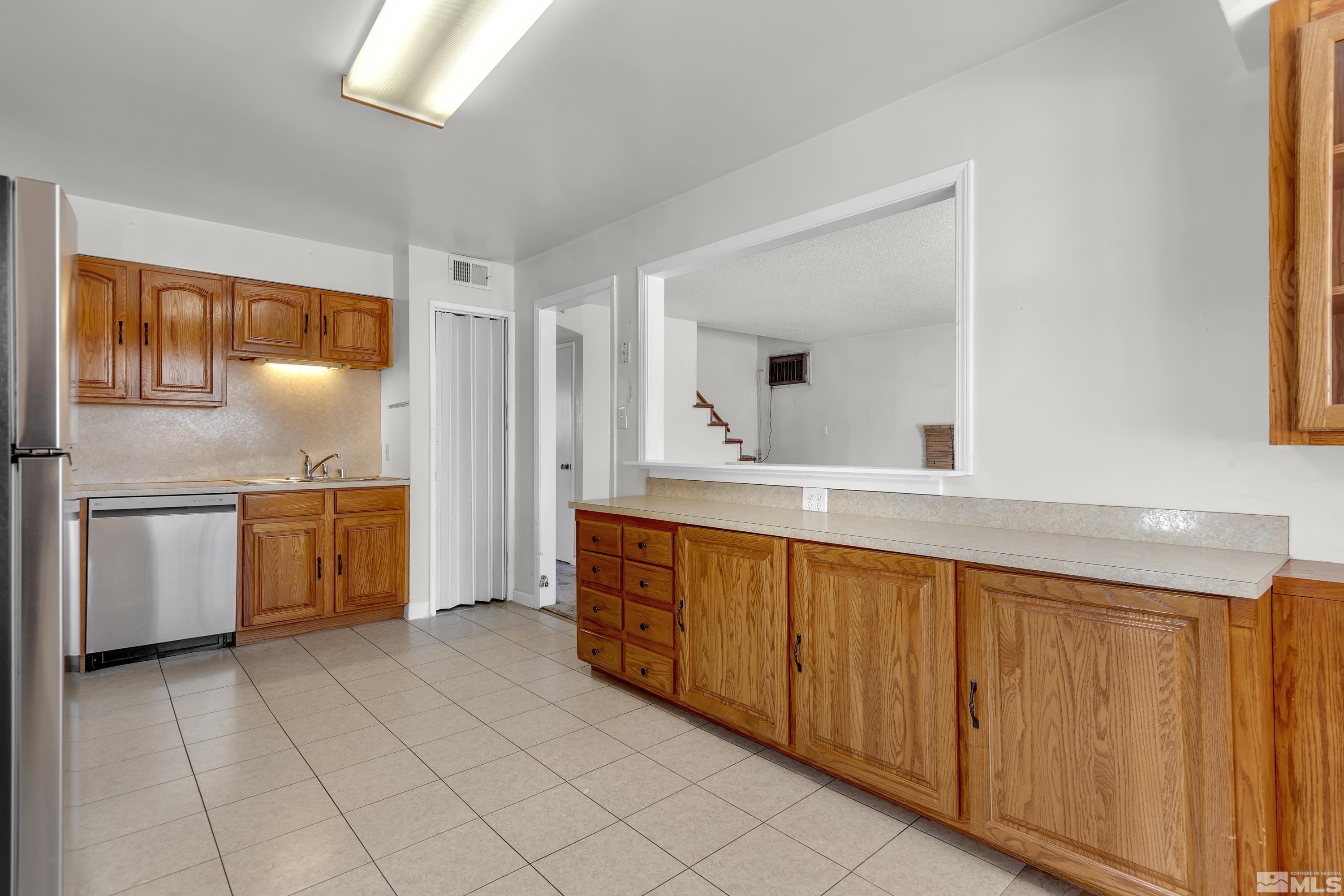 2555 Dyer Way Reno, NV 89512 - Photo 2 of 18 a large bathroom with a sink a mirror and a bathtub