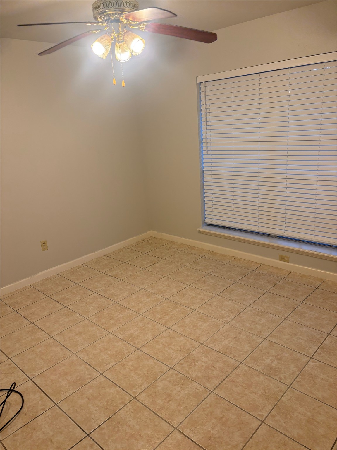 14333 Memorial Drive, Unit 39 Houston, TX 77079 - Photo 17 of 20 en empty room with windows