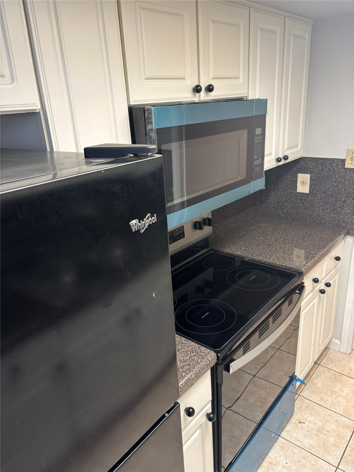 14333 Memorial Drive, Unit 39 Houston, TX 77079 - Photo 6 of 20 a stove top oven sitting inside of a kitchen