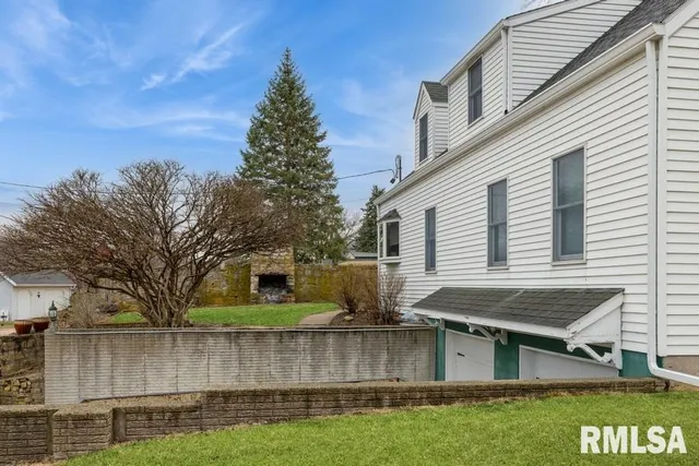 $165,000 | 801 10th Avenue, Fulton, IL 61252