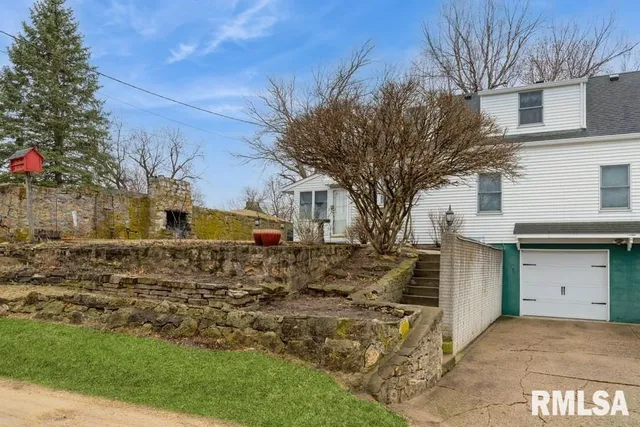 $165,000 | 801 10th Avenue, Fulton, IL 61252