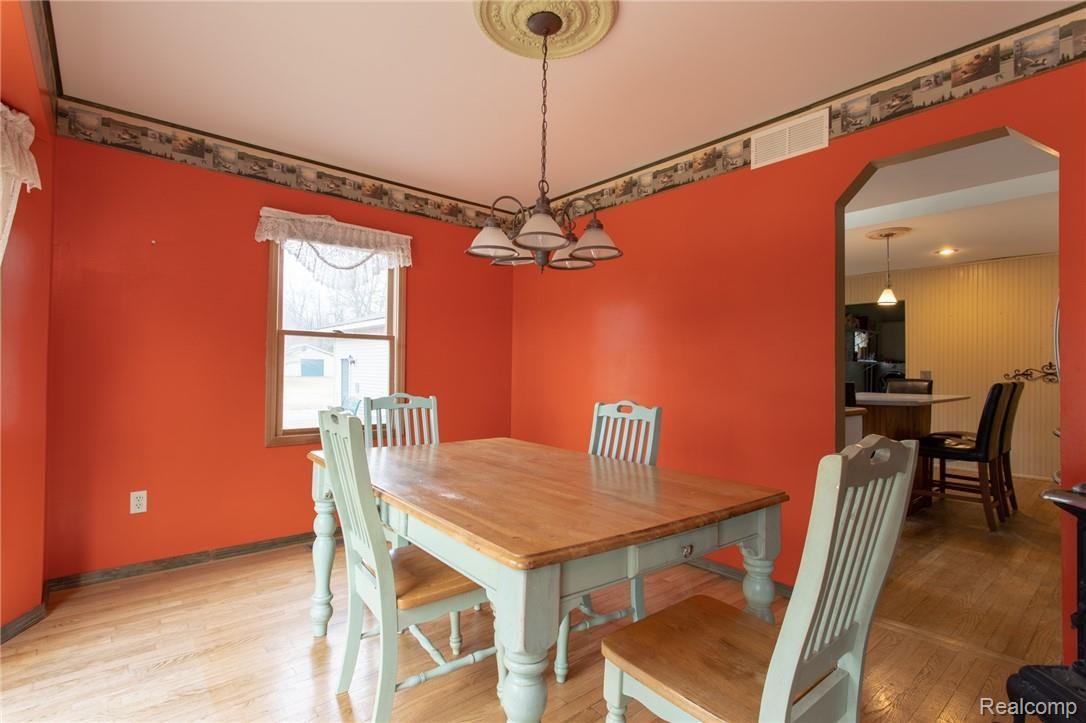 20300 Sumpter Road Belleville, MI 48111 - Photo 11 of 33 Dining room