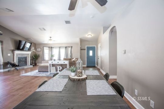 421 Christopher Court Ridgecrest, CA 93555 - Photo 10 of 50 a living room with furniture