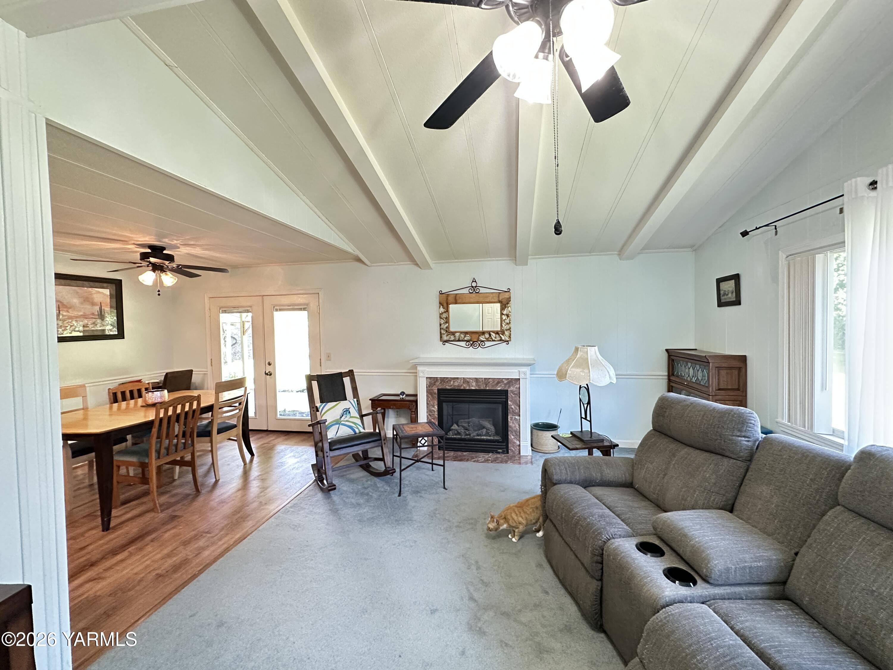 3701 Gun Club Road, Unit 34 Yakima, WA 98901 - Photo 16 of 22 Living/Dining area