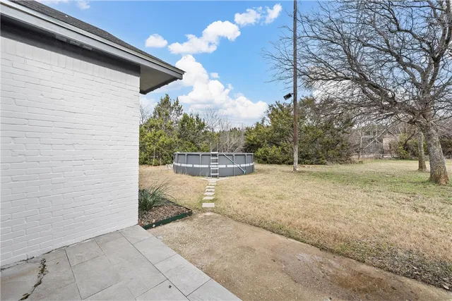 a view of backyard of the house