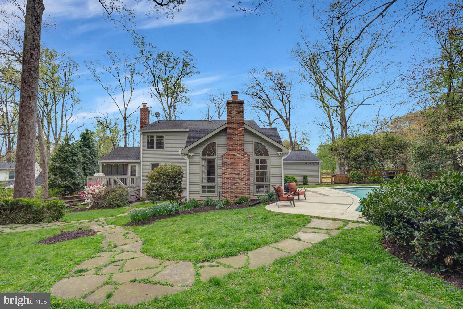 723 Forest Park Road Great Falls, VA 22066 - Photo 61 of 71 a front view of house with yard and green space