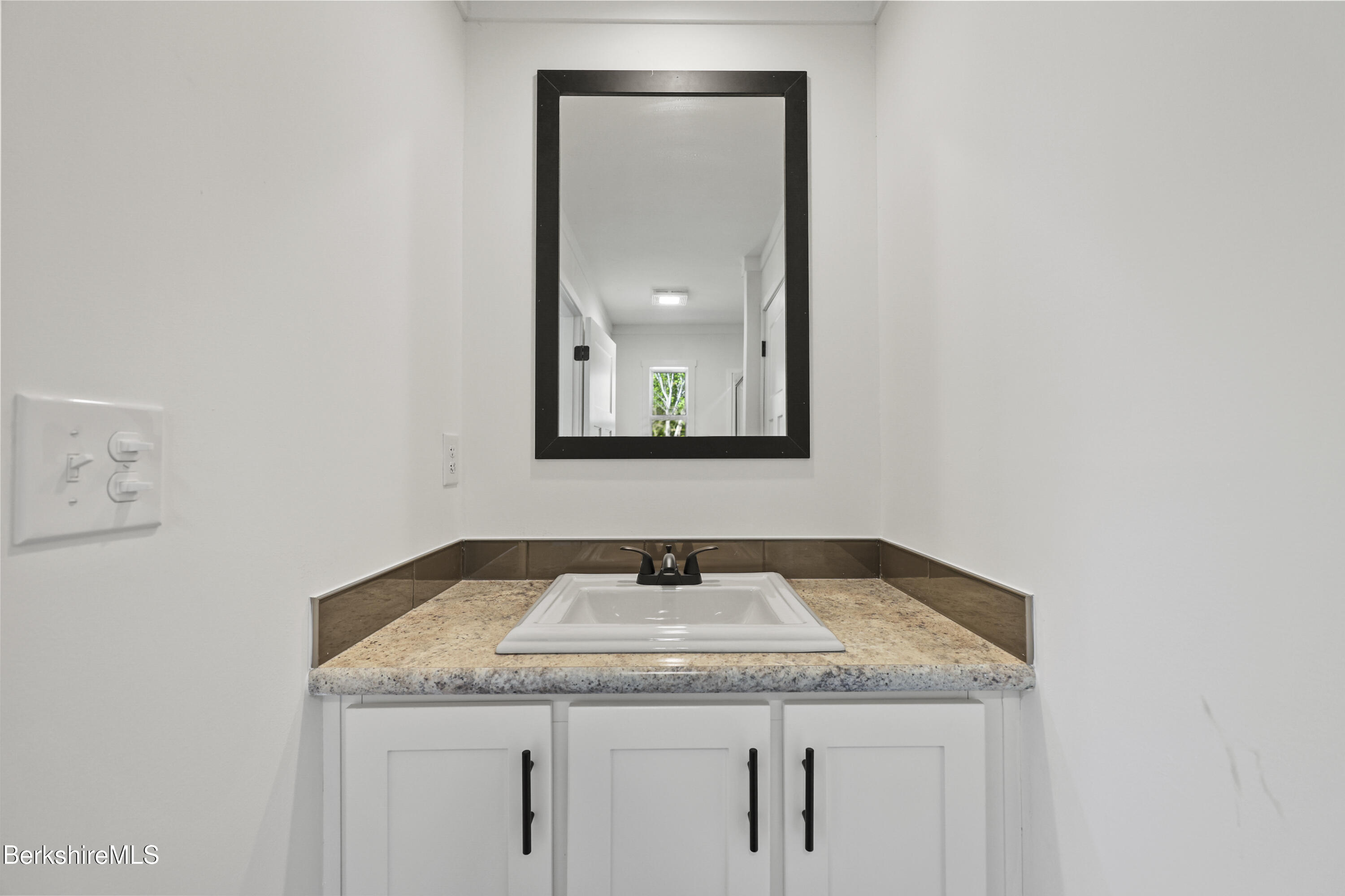 395 Cheshire Road, Unit 122 Pittsfield, MA 01201 - Photo 25 of 30 Primary Bathroom
