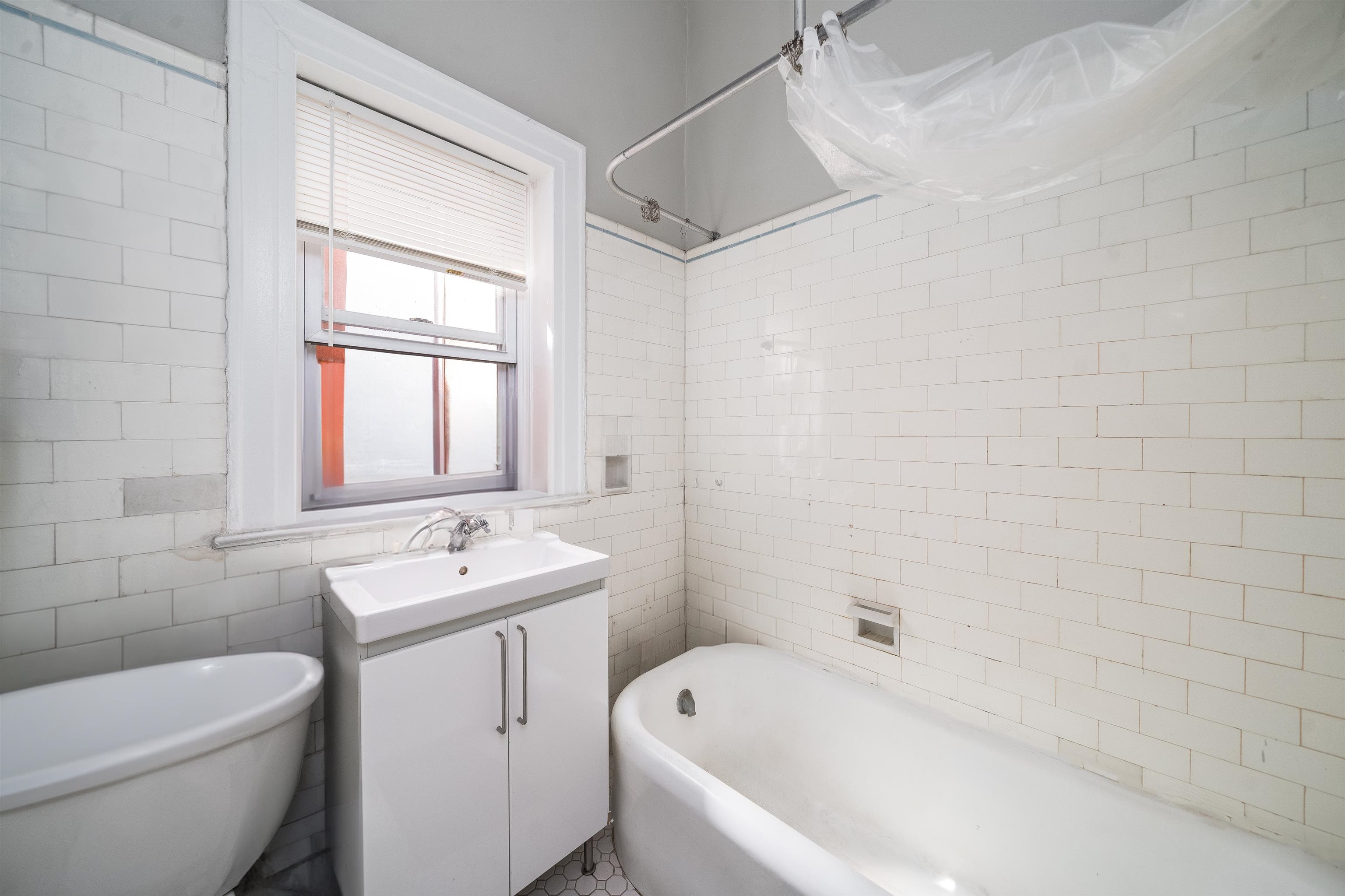 800 Bloomfield Street Hoboken, NJ 07030 - Photo 10 of 38 a bathroom with a sink toilet and bathtub