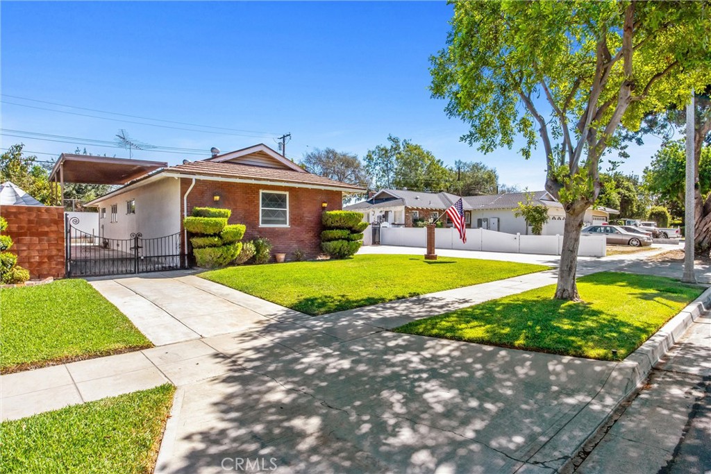 Spacious driveway with plenty of parking and additional room for an RV, boat, or multiple vehicles