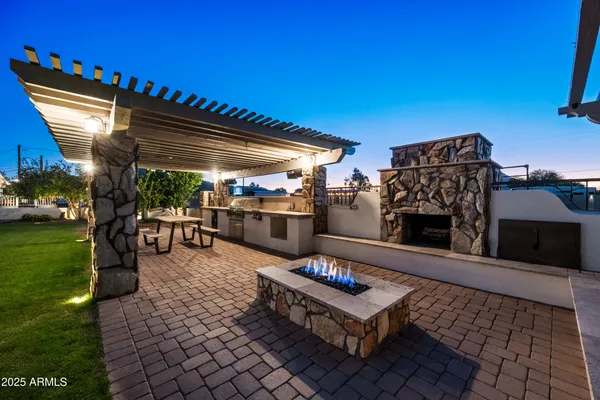 $2,000,000 | 15220 North 27th Street, Phoenix, AZ 85032