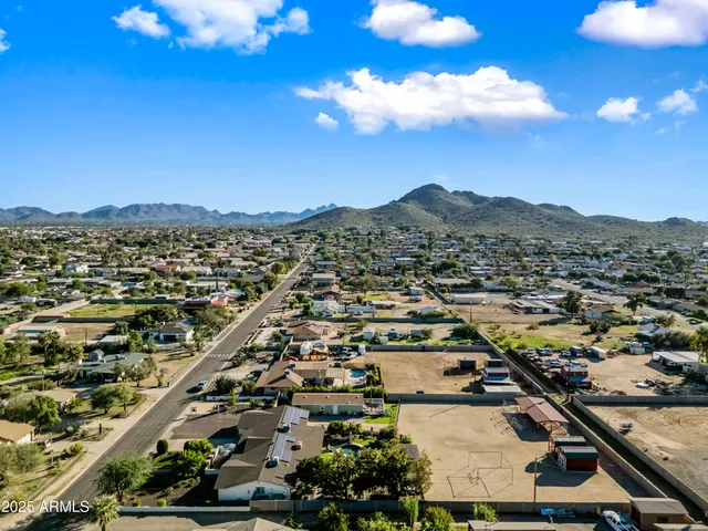 a view of a pathway with a house