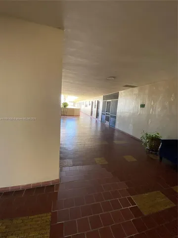 a view of entryway with yard