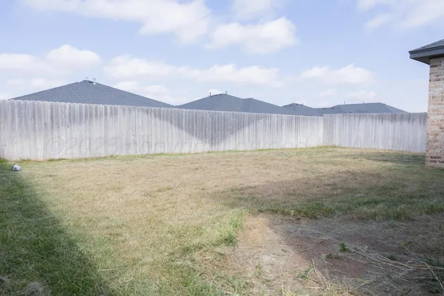 a view of a backyard