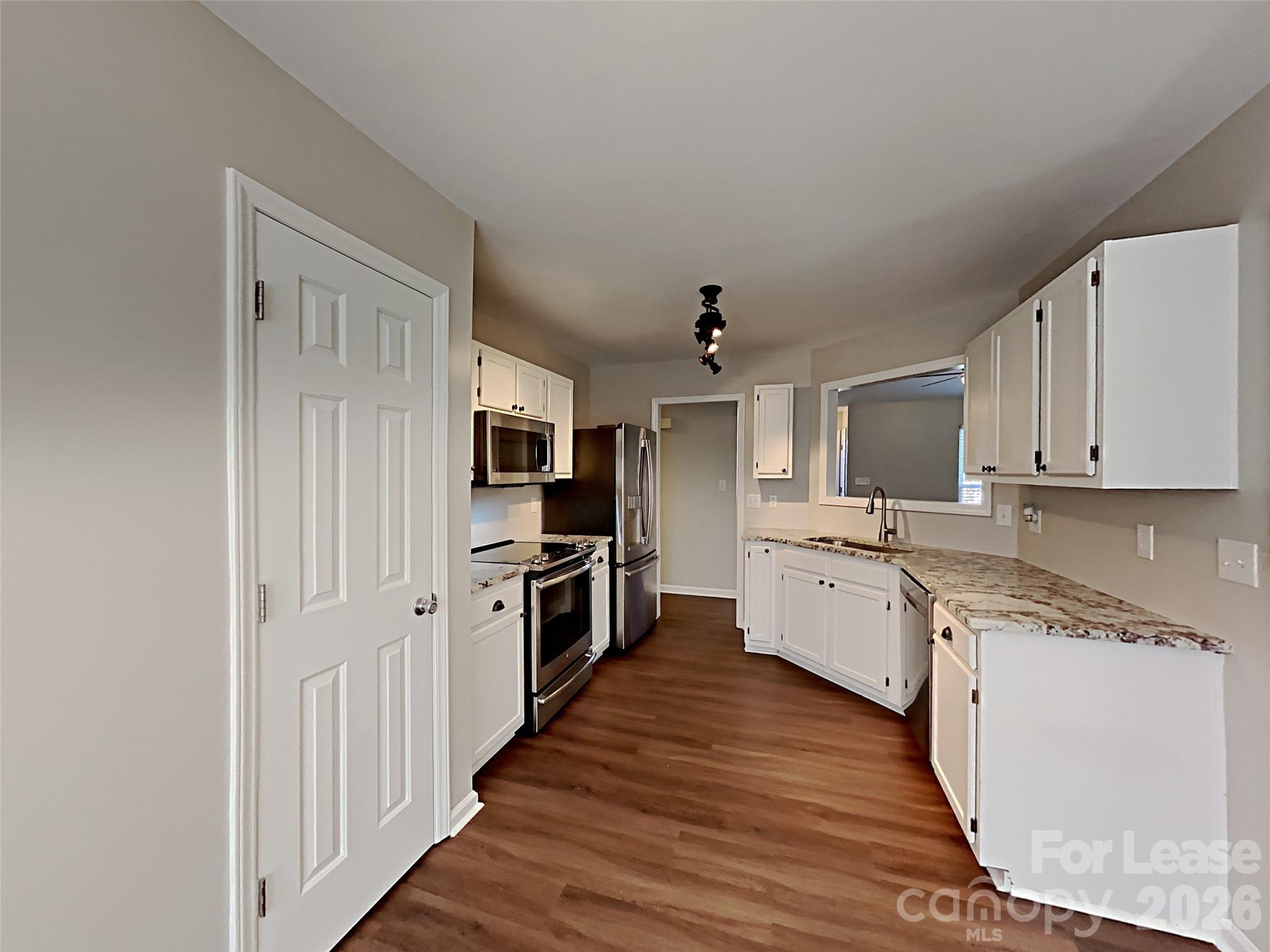 1040 Chaucery Lane Matthews, NC 28104 - Photo 5 of 28