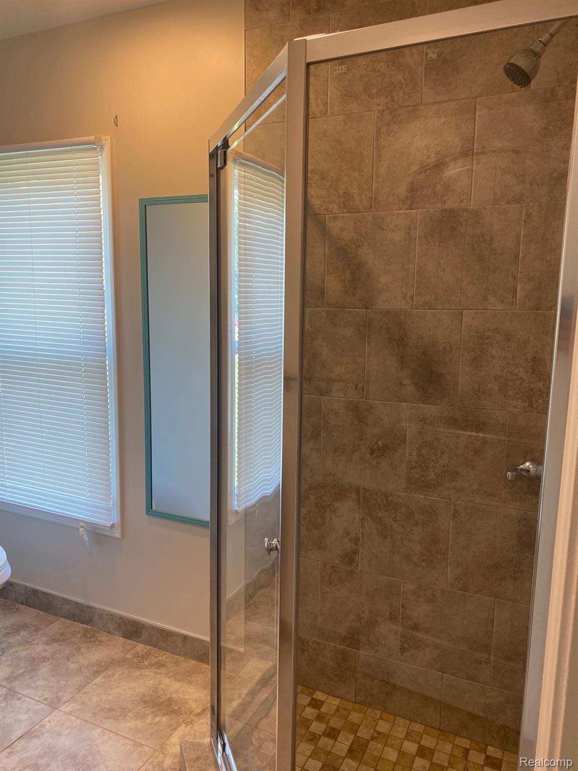 5036 South Wayne Road Wayne, MI 48184 - Photo 13 of 18 5036 shower.jpg