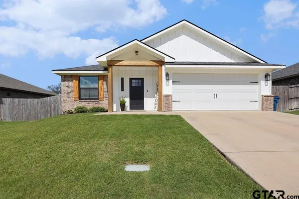 a view of a yard in front of house