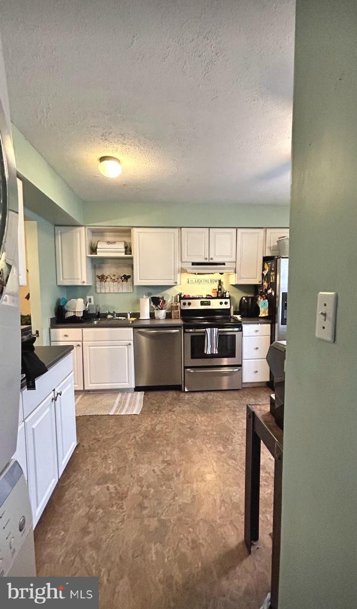 17520 Hoskinson Road Poolesville, MD 20837 - Photo 4 of 13 a kitchen with stainless steel appliances granite countertop a stove top oven a sink and dishwasher