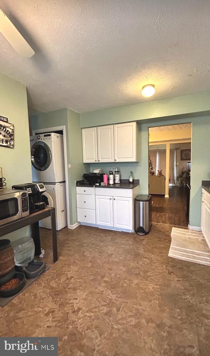 17520 Hoskinson Road Poolesville, MD 20837 - Photo 6 of 13 a kitchen with stainless steel appliances kitchen island granite countertop a stove and a sink